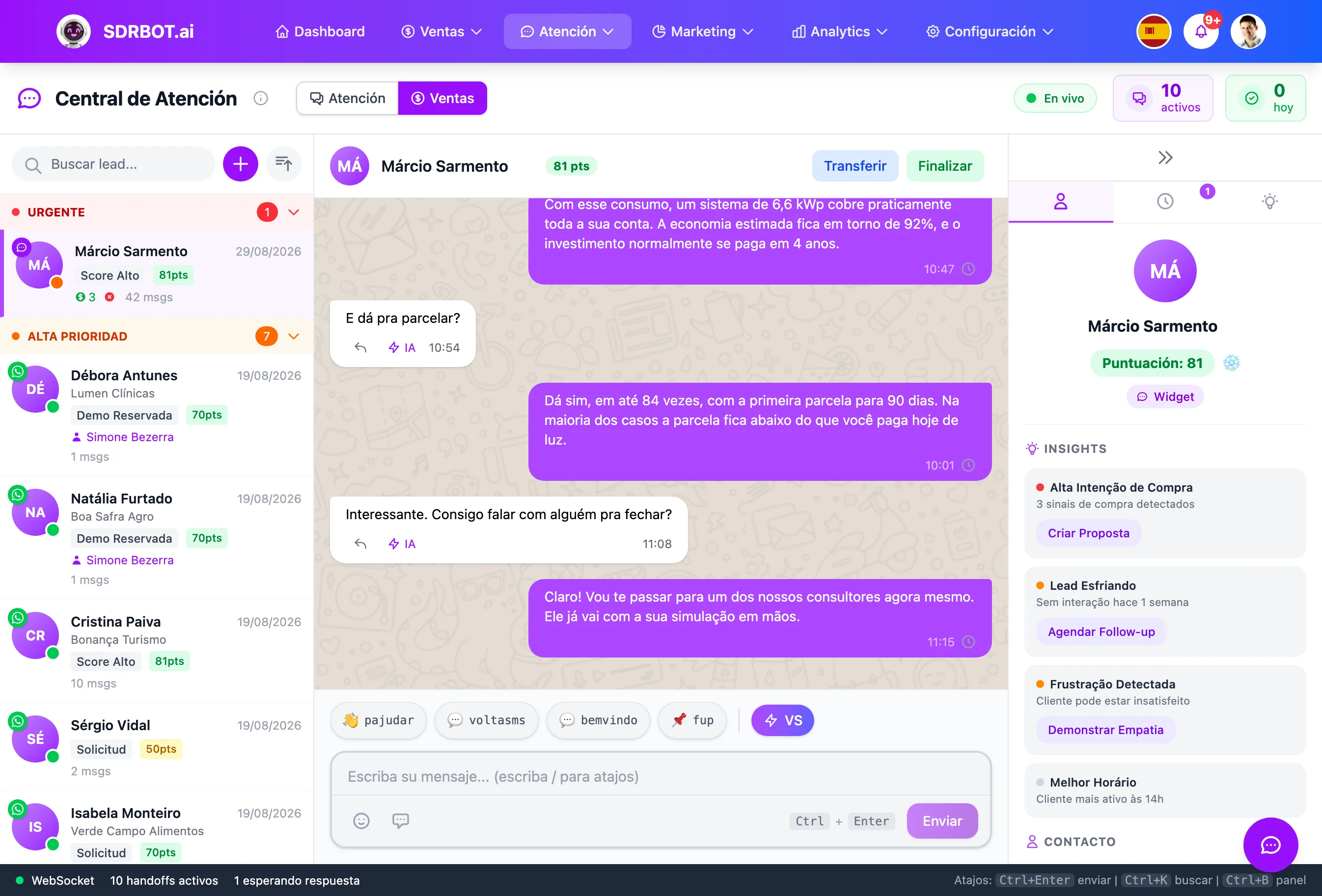 Central de Atención de SDRBOT.ai: fila de leads por prioridad y puntaje a la izquierda y, en la conversación de WhatsApp abierta, el SDR Bot presentándole dos planes con precio al lead y preguntándole si quiere hablar con el equipo comercial. Arriba, los botones Transferir y Finalizar; abajo, los atajos de IA, agendar y enviar plantilla.