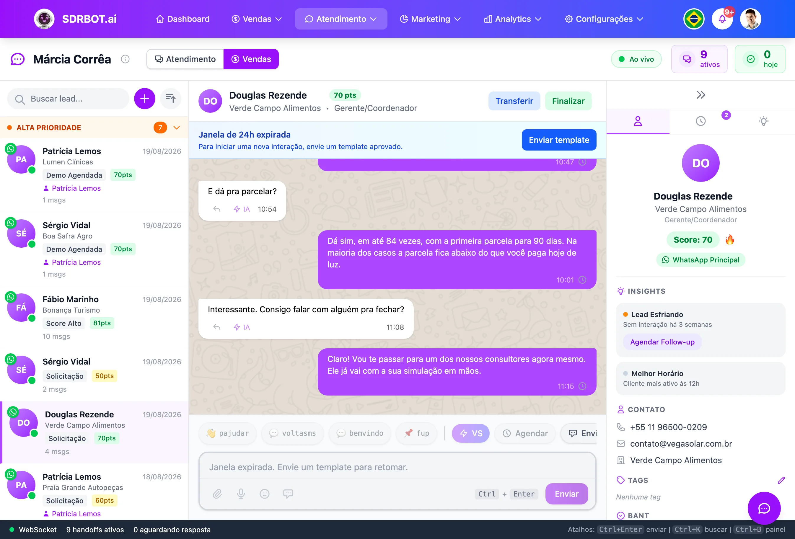 Central de Atendimento do SDRBOT.ai: fila de leads por prioridade e score à esquerda e, na conversa de WhatsApp aberta, o SDR Bot apresentando dois planos com preço ao lead e perguntando se ele quer falar com o time comercial. Acima, os botões Transferir e Finalizar; abaixo, os atalhos de IA, agendar e enviar template.